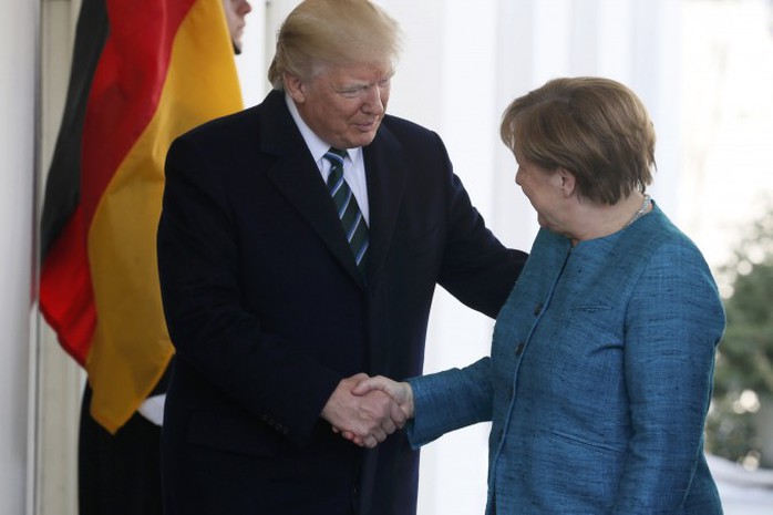 
Ông Trump bắt tay khi bà Merkel mới đến Nhà Trắng hôm 17-3 nhưng sau đó không bắt tay khi chụp hình lưu niệm. Ảnh: Reuters
