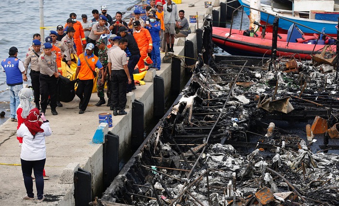 
Các thi thể được đưa lên bờ. Ảnh: Reuters
