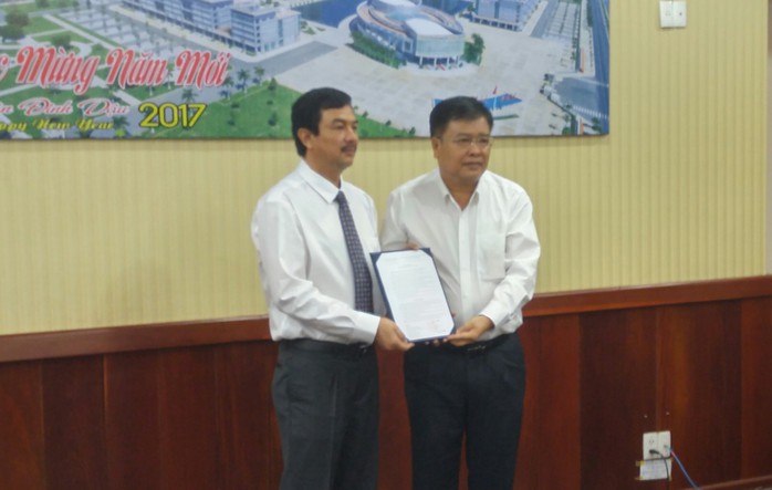 
Ông Nguyễn Văn Trình, Chủ tịch UBND tỉnh BR-VT (phải) trao quyết định bổ nhiệm Giám đốc sở
