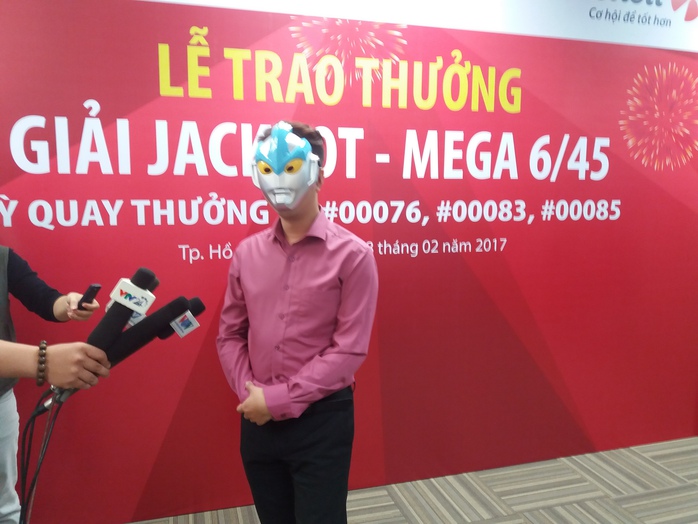 
Ông T.Đ.H mua vé Vietlott trúng vé 30.000 đồng, sau đó mua thêm 3 vé trong đó có 1 vé trúng 75,8 tỉ đồng
