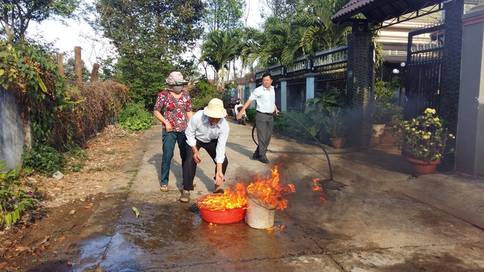 
Nước giếng bốc cháy dữ dội
