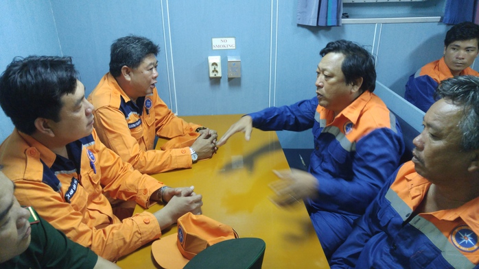 
Lãnh đạo Trung tâm 3 hỏi thăm sức khỏe 8 thuyền viên gặp nạn
