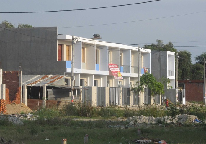 NĐT thường “gom” sỉ 4 – 6 nền đất rồi xây nhà “mới tinh” chào bán/cho thuê hưởng chênh. Ảnh: Phương Nga