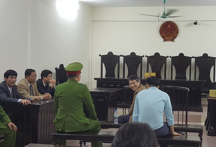 
Bị cáo Giang Kim Đạt quay lại nhìn người thân, cười trước khi Tòa tuyên án
