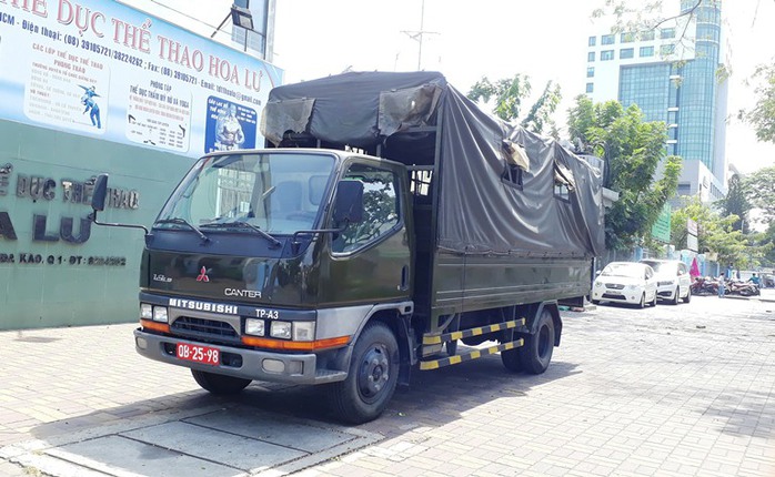 
Một chiếc xe quân sự khác cũng đậu trên vỉa hè trước sân vận động Hoa Lư

