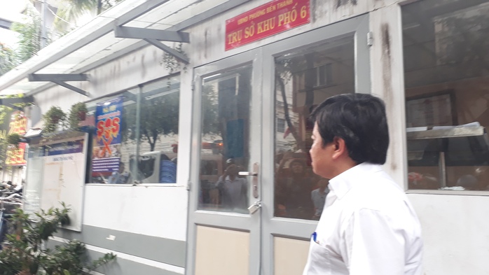 
Ông Đoàn Ngọc Hải, Phó Chủ tịch UBND quận 1, phát hiện trụ sở khu phố lấn vỉa hè nên chỉ đạo tháo dỡ lập tức
