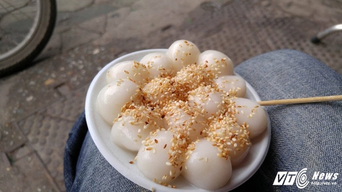 Một đĩa bánh trôi có giá 15.000 đồng, đắt gấp 3 lần ngày bình thường.