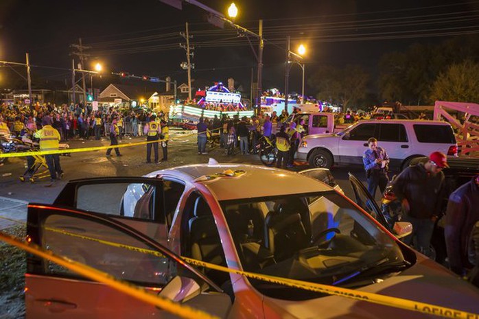 
Hiện trường vụ tai nạn tại TP New Orleans tối 25-2. Ảnh: The Times-Picayune
