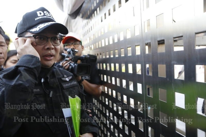 
Nhần viên DSI bên ngoài chùa trước khi bắt đầu quá trình đàm phán. Ảnh: Bangkok Post

