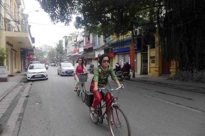 
Các mẹ, các cô cũng không chịu thua kém các thiếu nữ với tấm áo dài và xe đạp pơ-giô trên phố Hàng Gai
