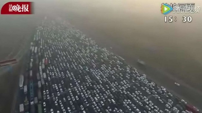 Cảnh quay từ trên không cho thấy kẹt xe dữ dội trên đường cao tốc Bắc Kinh - Hồng Kông - Macau vào đêm 2-1. Các xe phải xếp hàng dài chờ qua trạm thu phí gần Bắc Kinh. Ảnh: YouTube
