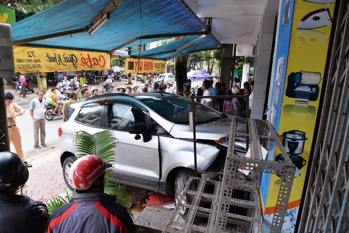 Hiện trường vụ tai nạn ô tô mất lái đâm vào nhà dân. Ảnh: Tử Trực