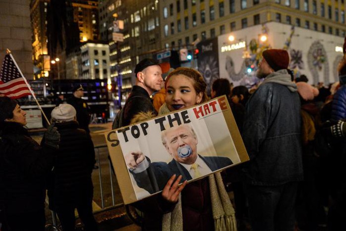 Người biểu tình phản đối ông Trump hôm 19-1. Ảnh: REUTERS
