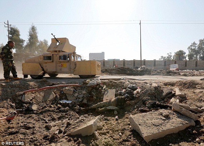 Quân đội Iraq không muốn đem chôn các thi thể. Ảnh: REUTERS