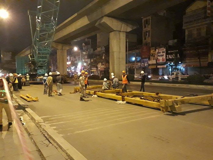 Công nhân chuẩn bị giá đỡ nâng đầu tàu