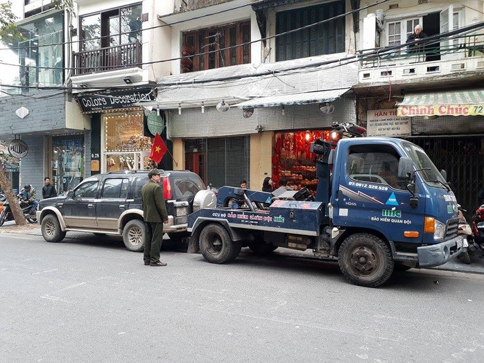 
Lãnh đạo quận Hoàn Kiếm khẳng định sẽ kiên quyết xử lý đối với các trường hợp lấn chiếm lòng lề đường
