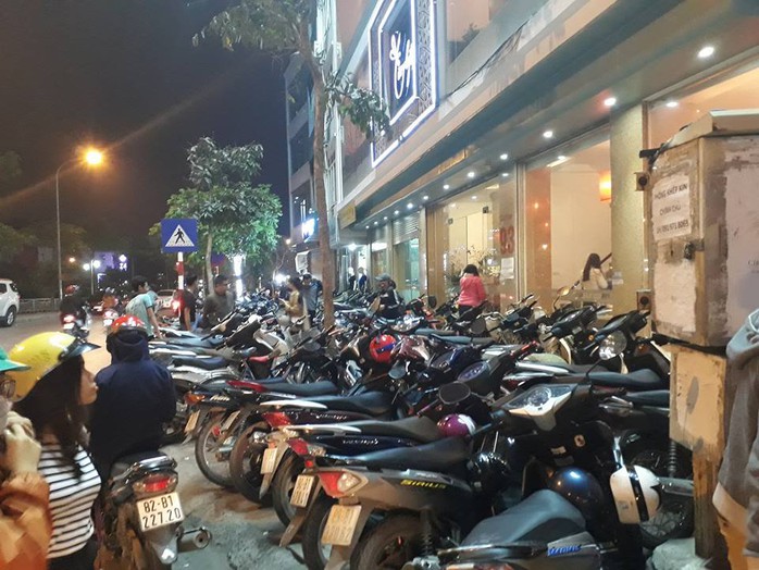 Một cửa hàng kinh doanh tại ngã tư Sở để xe máy tràn lan ra vỉa hè
