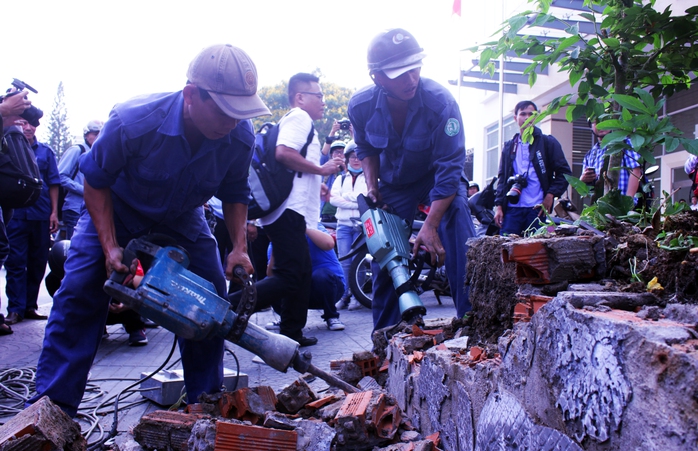 
Tương tự, bồn cây bị phá dỡ, cây sứ hàng chục tuổi cũng bị kéo đổ, giải tỏa cho vỉa hè thông thoáng.
