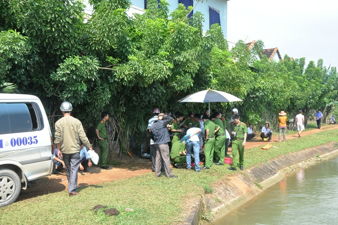 Công an khám nghiệm tử thi, nơi phát hiện xác chị Thanh. Ảnh: Tử Trực