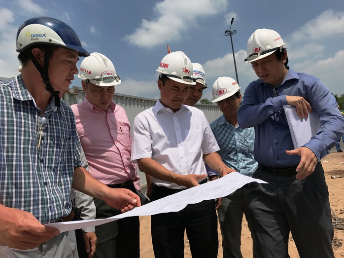 Lãnh đạo Sở GTVT kiểm tra việc thi công cầu vượt ở khu vực nút giao Trường Sơn - Hồng Hà (quận Tân Bình)