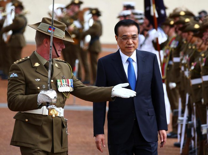Thủ tướng Trung Quốc Lý Khắc Cường duyệt đội danh dự ở Canberra hôm 23-3. Ảnh: REUTERS