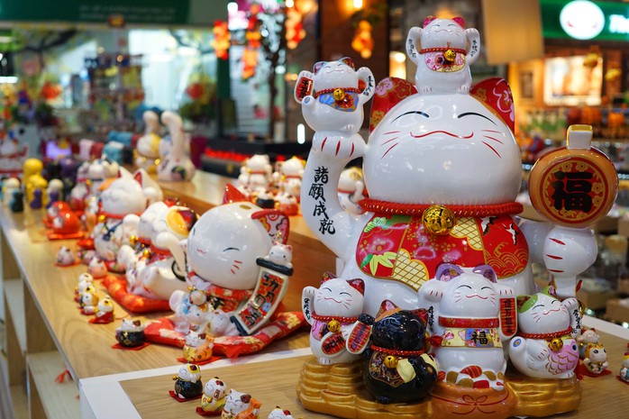 Nhiều món quà lưu niệm cho du khách lựa chọn khi đến đây.