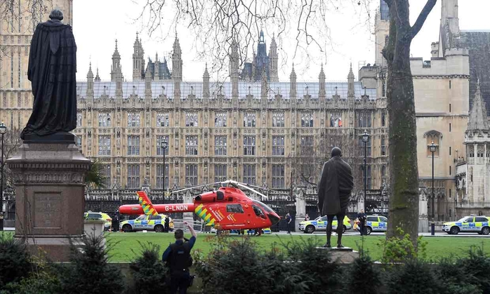 Một trực thăng cứu thương bên ngoài cung điện Westminster sau vụ tấn công. Ảnh: PA