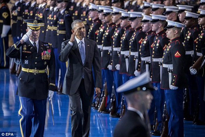 Tổng thống Obama chào từ biệt lực lượng vũ trang. Ảnh: EPA 
