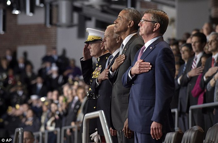 Tổng thống Obama được trao tặng huân chương Distinguished Civilian Service vì những đóng góp suốt 8 năm qua. Ảnh: EPA