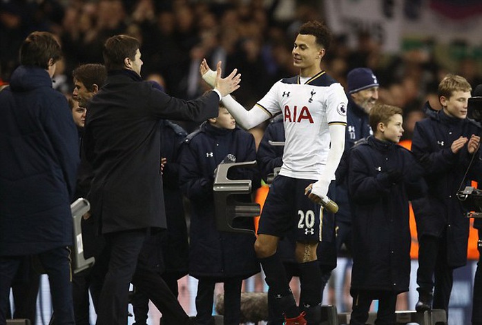 
Pochettino chúc mừng Alli, người ghi 2 bàn thắng cho Tottenham
