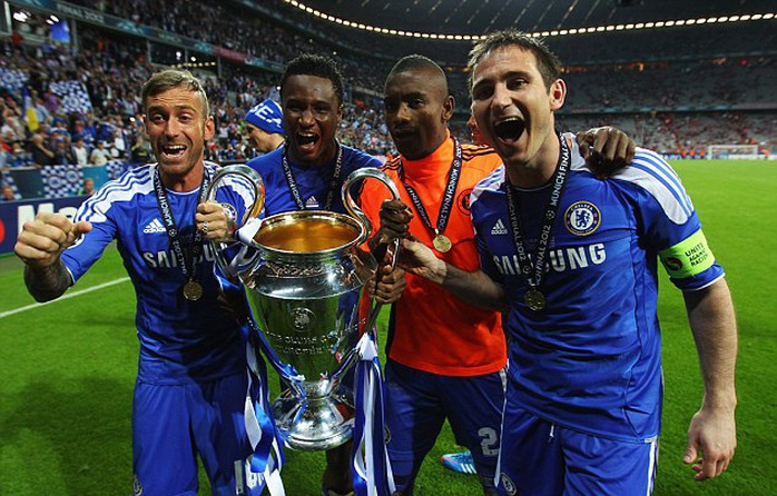 Mikel ăn mừng chức vô địch Champions League 2012