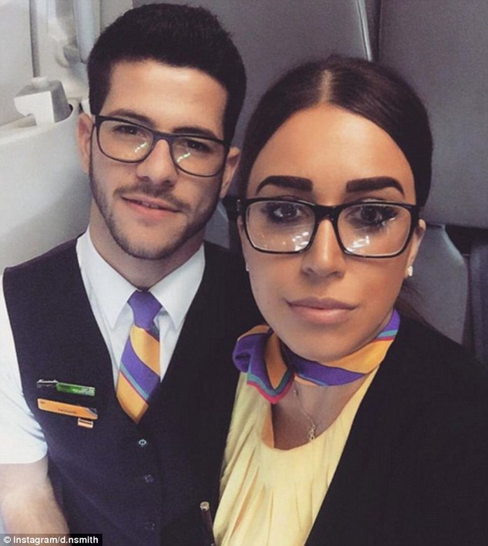 Daniel Najarro Smith (trái) là tiếp viên của hãng hàng không Norwegian Air. Ngoài ra, anh còn là một người mẫu