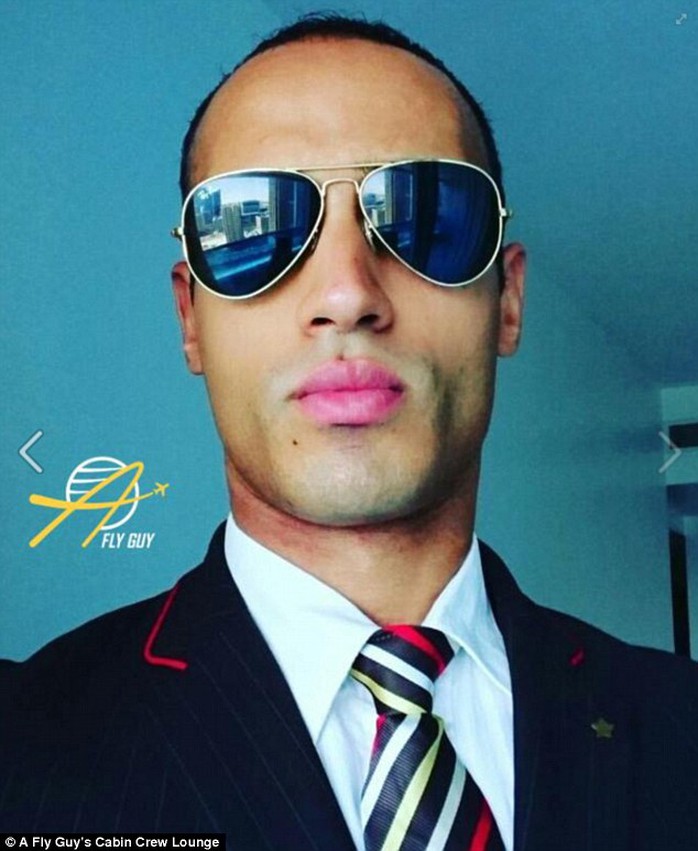 Mohamed Naeem Salama, tiếp viên của hãng hàng không Emirates, gây ấn tượng với vẻ lịch lãm