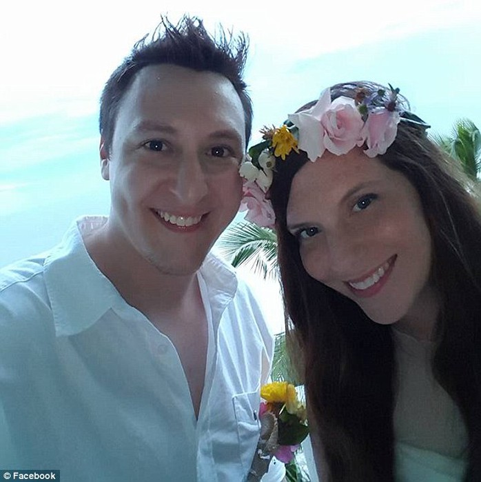 
Tylor Hindery và cô vợ Emerald đã có một kỳ nghỉ khó quên ở bang Florida. Ảnh: Daily Mail
