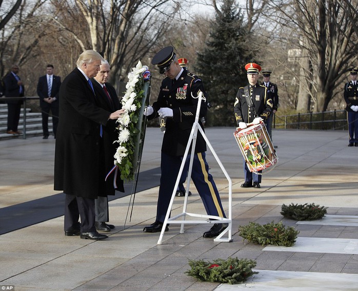 Trước đó cùng ngày, ông Trump đặt vòng hoa tưởng niệm lên mộ của những binh sĩ vô danh để tưởng nhớ đến những người đã hi sinh vì đất nước. Ảnh: AP