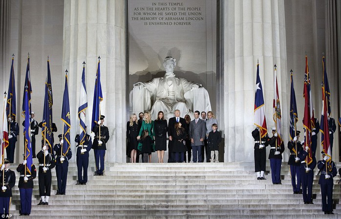 Gia đình ông Trump tại Đài tưởng niệm Lincoln. Ảnh: AP