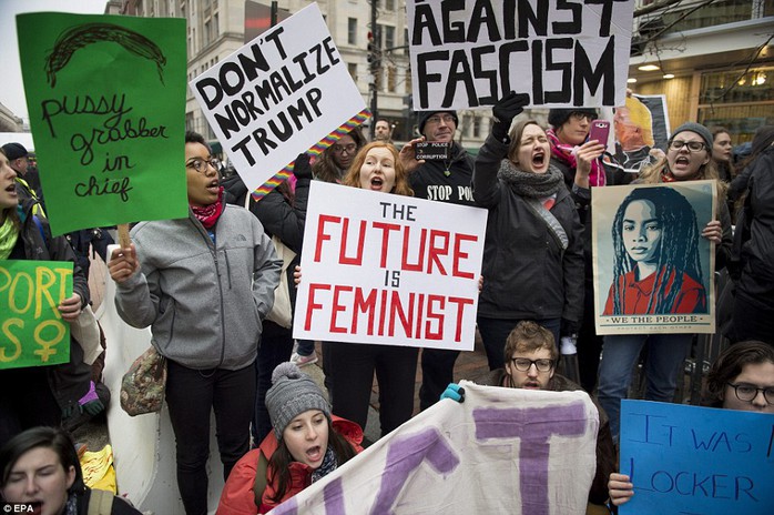 
Nhóm biểu tình chỉ trích ông Trump kỳ thị nữ giới, tấn công tình dục. Ảnh: EPA
