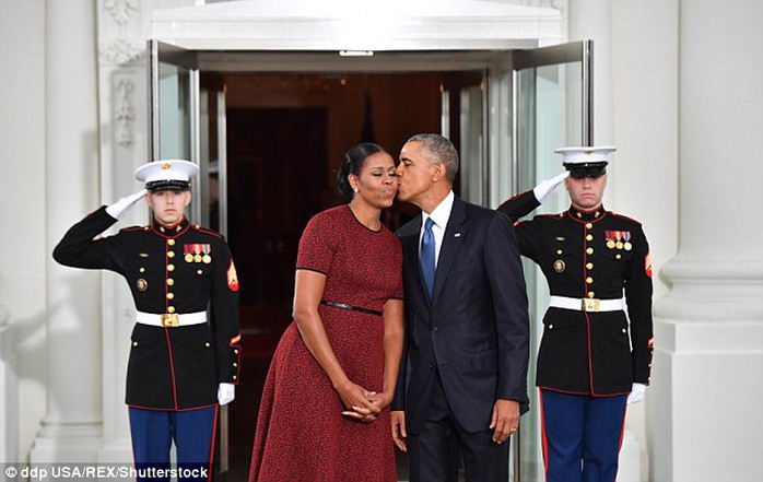 
Trong khi đó, ngôn ngữ cơ thể cho thấy mối quan hệ giữa vợ chồng Obama hết sức hoàn hảo. Ảnh: Shutterstock
