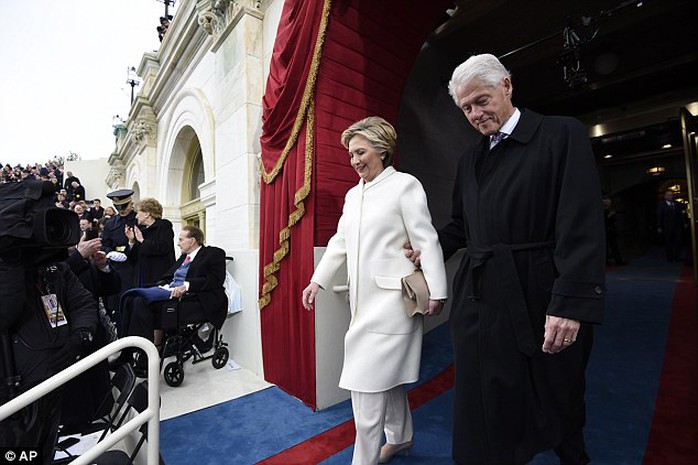 
Cách ông Bill Clinton nắm tay vợ khá cứng nhắc. Ảnh: AP
