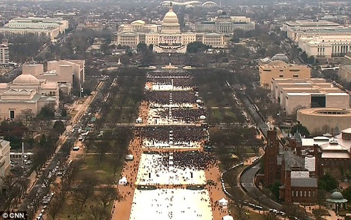 
Lượng người tham dự buổi lễ nhậm chức của ông Trump được cho là ít hơn lượng người biểu tình hôm 22-1.
