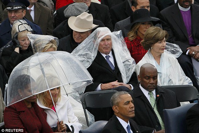 
Và bà Michelle Obama được trang bị dù. Ảnh: Reuters
