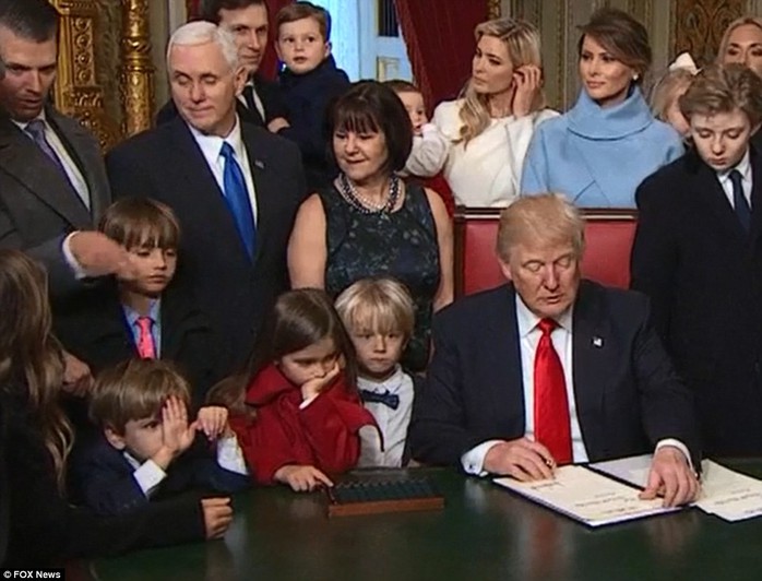 
Các cháu của ông Trump bắt đầu mất kiên nhẫn và pha trò. Từ trái qua: Kai Madison (con gái của Donald Jr), Spencer (con trai của Donald Jr), Don III (con trai của Donald Jr), Arabella (con gái của Ivanka) và Tristan (con trai của Donald Jr). Ảnh: FOX
