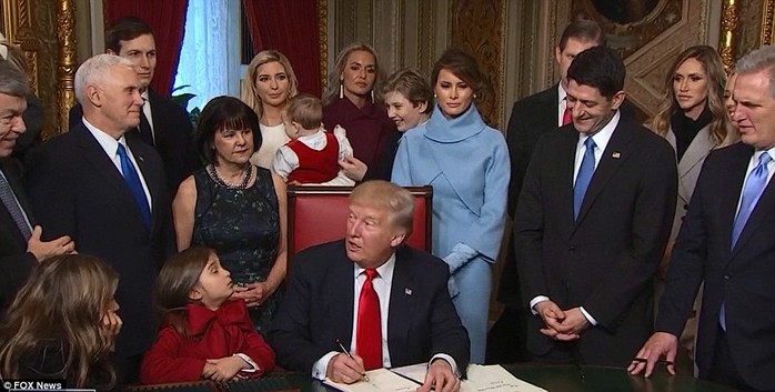 
Ông Trump ký sắc lệnh đầu tiên xung quanh con cháu. Ảnh: Fox
