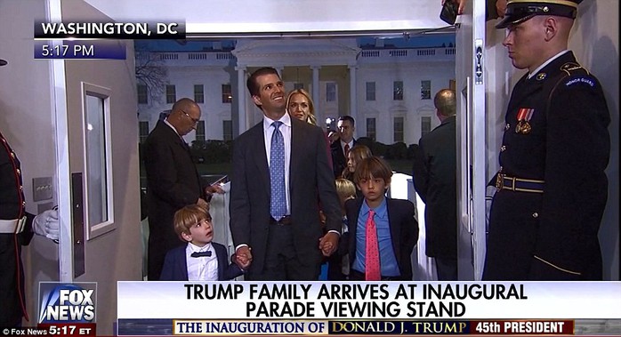 
Spencer (trái) và Don III (phải) sát bước cùng cha là Donald Jr - con trai trưởng của ông Trump. Ảnh: Fox
