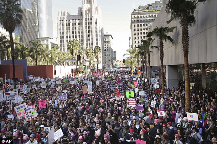 
Khoảng 750.000 người biểu tình ông Trump ở TP Los Angeles. Ảnh: AP
