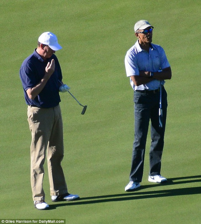 
Ông Obama trông rất thư giãn khi chơi golf. Ảnh: Daily Mail
