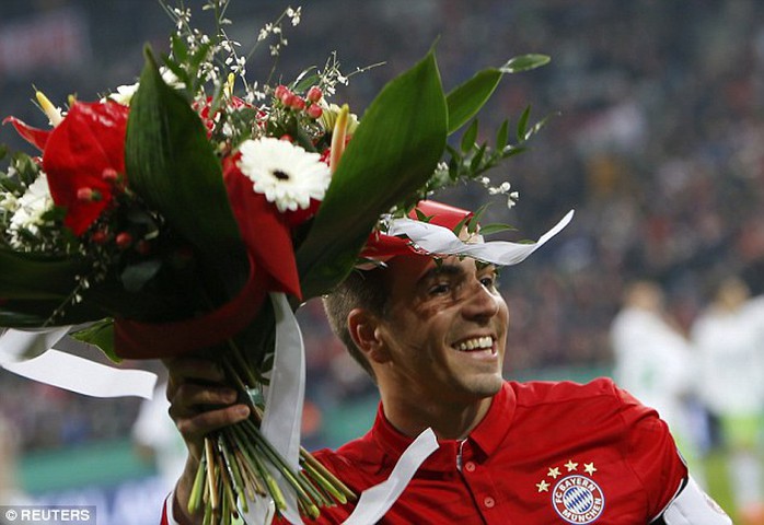 Lahm được tặng hoa trước trận Bayern Munich gặp Wolfsburg rạng sáng 8-2