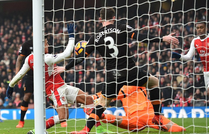 Sanchez để bóng chạm tay trước khi ghi bàn mở tỉ số cho Arsenal