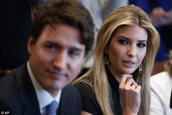 
Ánh nhìn của Ivanka Trump dành cho Thủ tướng Canada Trudeau đã trở thành đề tài bàn tán của cư dân mạng những ngày qua. Ảnh: AP
