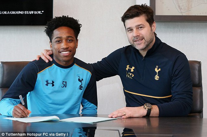 Kyle Walker-Peters cũng được HLV Pochettino ký hợp đồng mới và đưa lên đội một